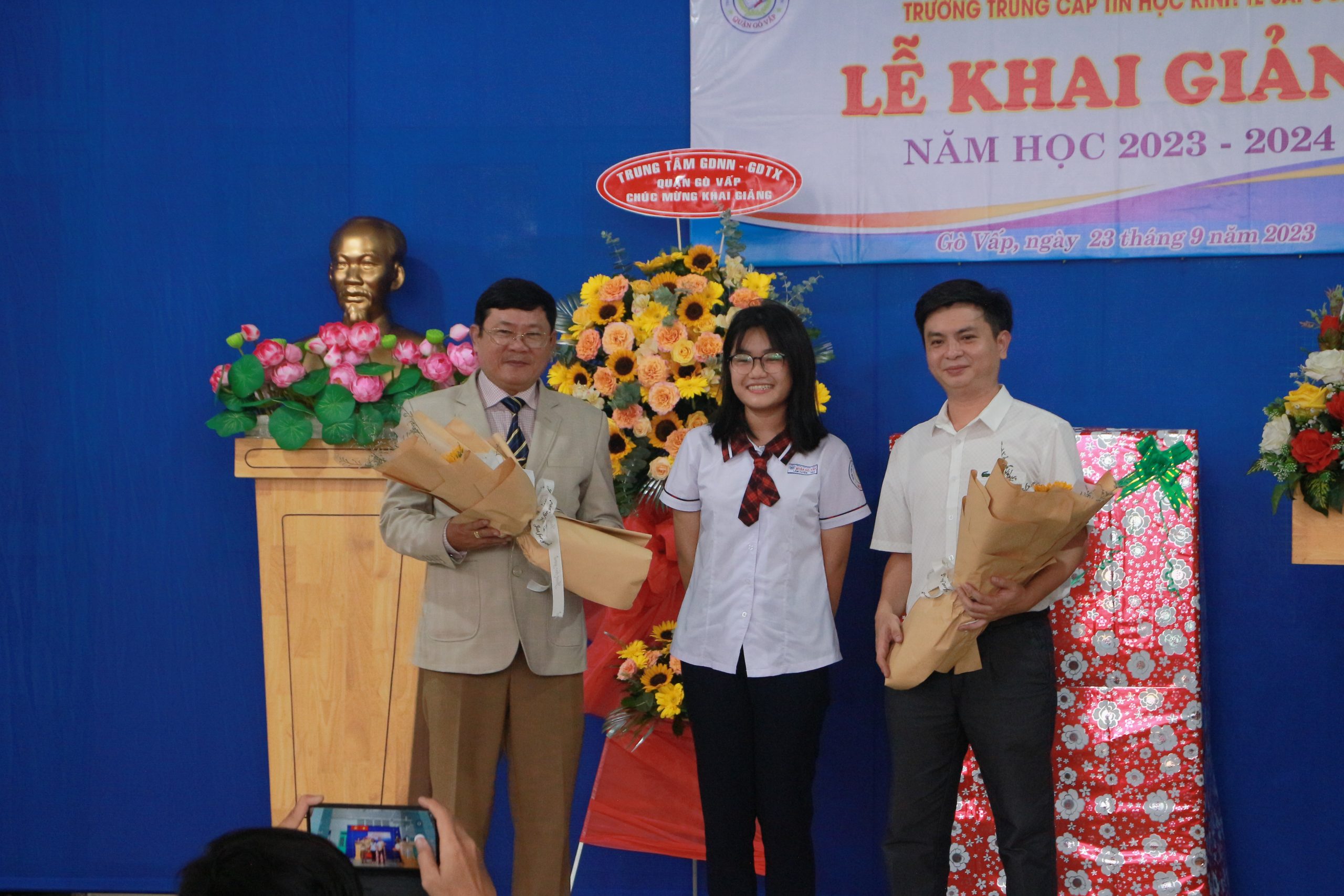 Học sinh đại diện khóa K22 trao hoa cho thầy 